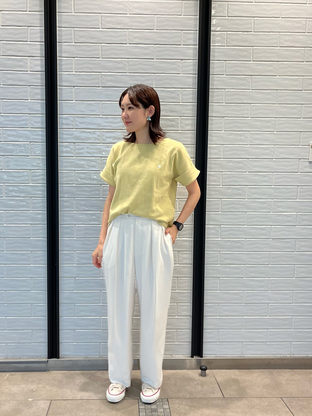 「コンバーストウキョウ、CONVERSE TOKYO、コンバース、converse、シンプルコーデ、きれいめカジュアル、夏コーデ、大人かわいい、パンツスタイル、大人カジュアル、カラーコーデ、ビタミンカラー、リブT、コンバース ハイカット、スニーカーコーデ」｜「CONVERSE TOKYOのバックレースアップリブTEE（Tシャツ/カットソー、グリーン系）」を使った、haruka.Sさん（レディース・160cm）の夏コーディネートの1枚目の写真