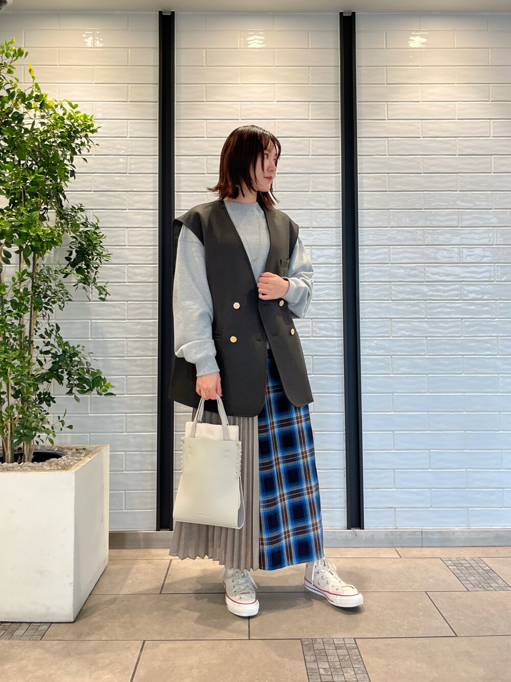 「秋服、大人カジュアル、秋コーデ、大人かわいい、お洒落さんとつながりたい、秋カラー、秋冬コーデ、カラーコーデ、ビッグシルエット、骨格ナチュラル、コンバーストウキョウ、コンバース、CONVERSE TOKYO、converse、チェック」｜「CONVERSE TOKYOのビッグサイズSWT（スウェット、グレー系）」を使った、haruka.Sさん（レディース・160cm）の秋コーディネートの1枚目の写真