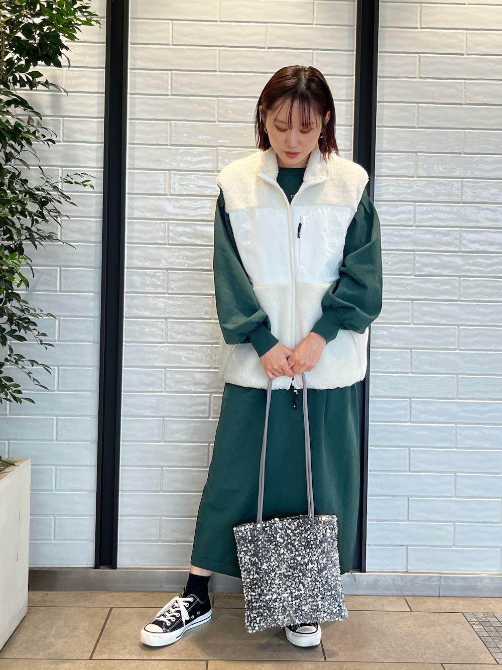 「コンバーストウキョウ、CONVERSE TOKYO、converse、コンバース、ワイルドシングス、WILDTHINGS、ボアベスト、ワンピース、スパンコール、スパンコールバック、大人カジュアル、アウトドアコーデ、楽チンコーデ、ゆったりコーデ、カラー×コーデ」｜「CONVERSE TOKYOのアイテム（ベスト、ホワイト系）」を使った、haruka.Sさん（レディース・160cm）の秋コーディネートの1枚目の写真