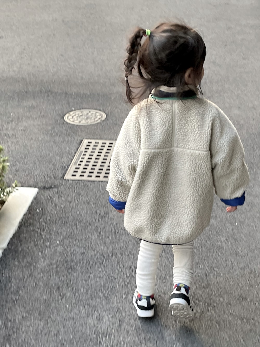 「カジュアルコーデ、お出かけコーデ、シンプルコーデ、パタゴニア、patagonia、女の子、adidas、スリッポン、キッズコーデ、レギンス、スポーツミックス」｜「adidasのadidas アディダス 12-16SST 360 I キッズ スーパースター 360 GY9028 CBLK/FWHT/FWHT（スニーカー、ブラック系）」を使った、kannn さん（キッズ・153cm）の冬コーディネートの1枚目の写真