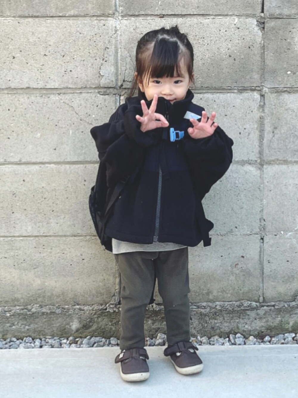 「キッズコーデ、フリース、ブルゾン、リュック、スウェット、THE NORTH FACE、リブパンツ、カジュアルコーデ、冬コーデ」｜「LOWRYS FARMのフリースブルゾン　343121（ブルゾン、ブラック系）」を使った、kannn さん（キッズ・147cm）の冬コーディネートの1枚目の写真