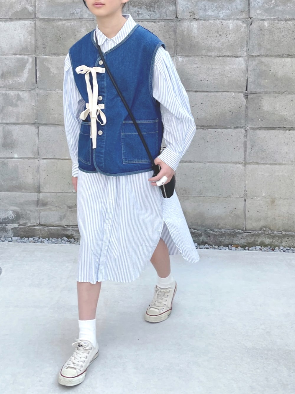 「ストライプ、春服デビュー宣言、春コーデ、ワンピース、シャツワンピ、ベスト、レイヤードスタイル、コンバース、春服、ショルダーバッグ」｜「FREAK'S STOREのリボンショートベスト（ベスト、ブルー系）」を使った、kannn さん（キッズ・151cm）の春コーディネートの1枚目の写真