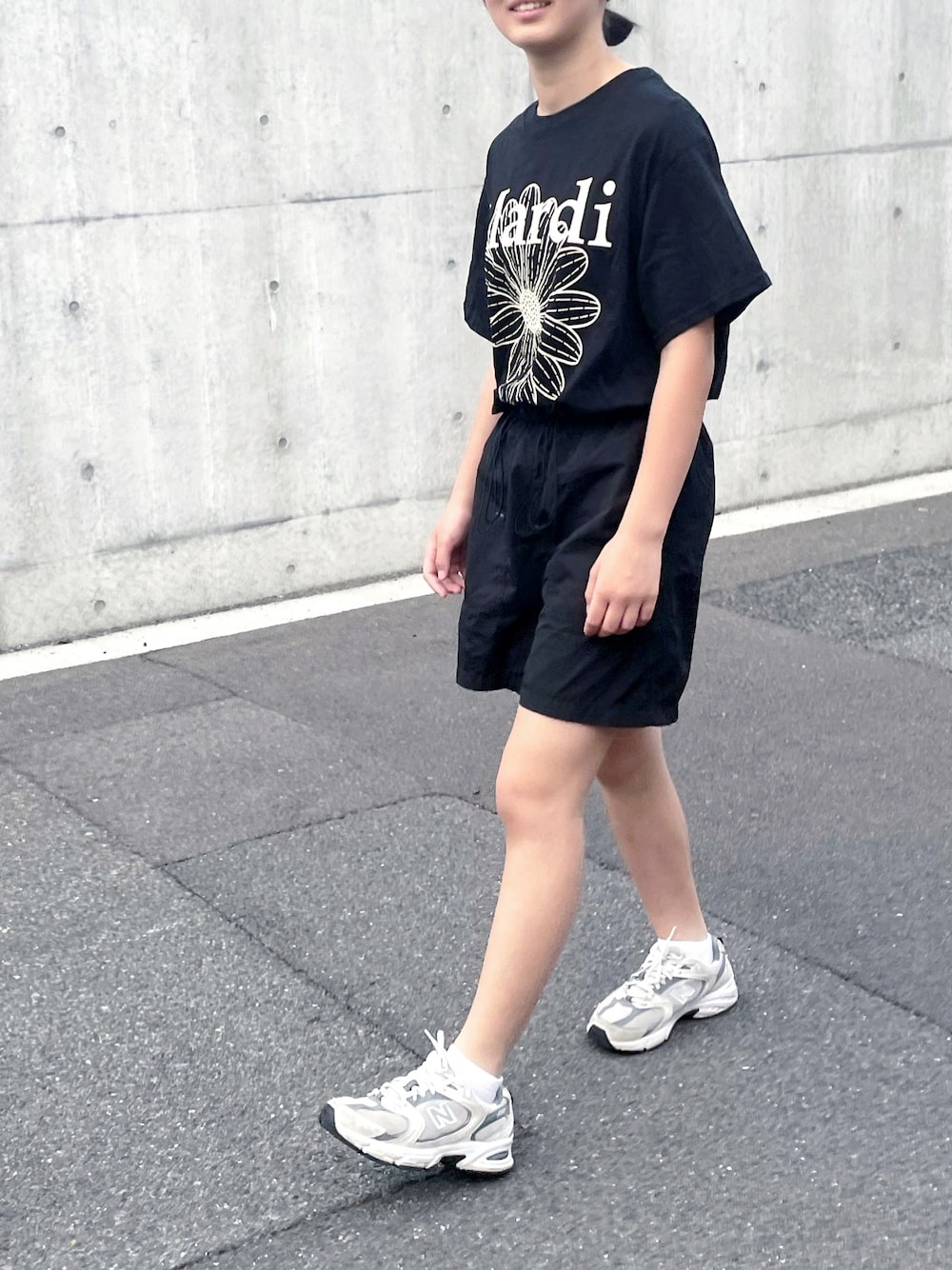 「スポーツミックス、初夏コーデ、ブラックコーデ、Tシャツ、Tシャツコーデ、Mardi Mercredi、タックイン、GU、プチプラ、ショートパンツ、スニーカーコーデ、New Balance」｜「Mardi MercrediのTSHIRT FLOWERMARDI（Tシャツ/カットソー、ブラック系）」を使った、kannn さん（キッズ・154cm）の夏コーディネートの1枚目の写真