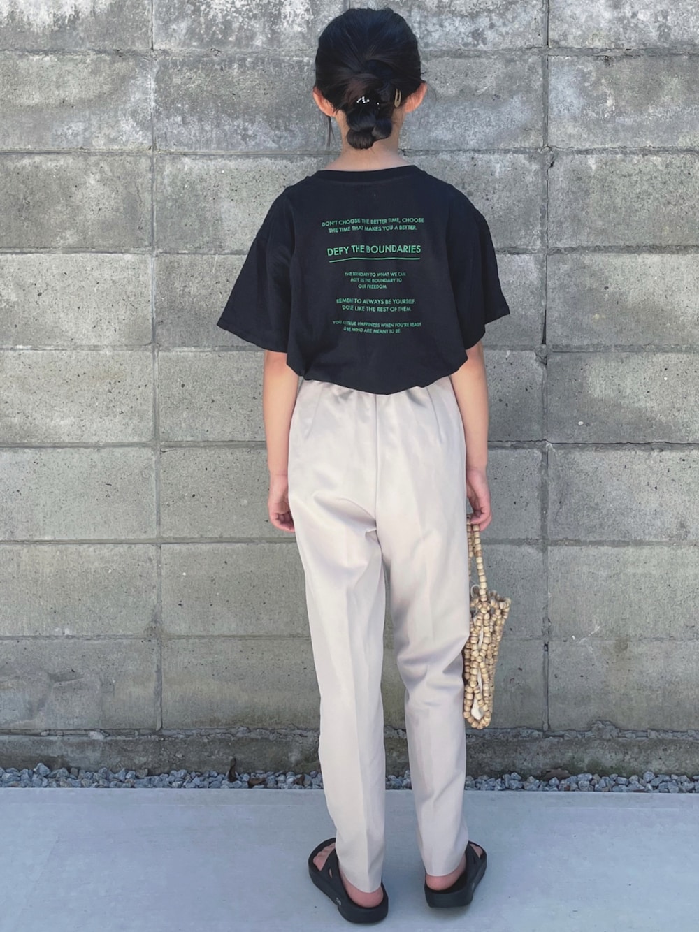 「夏だ！Tシャツ着よう！、夏休みコーデ、Tシャツコーデ、ロゴT、スラックス、サンダル、シンプルコーデ、カジュアルコーデ、GU、モノトーン」｜「UngridのUngridロゴルーズTee（Tシャツ/カットソー、ブラック系）」を使った、kannn さん（キッズ・145cm）の夏コーディネートの1枚目の写真
