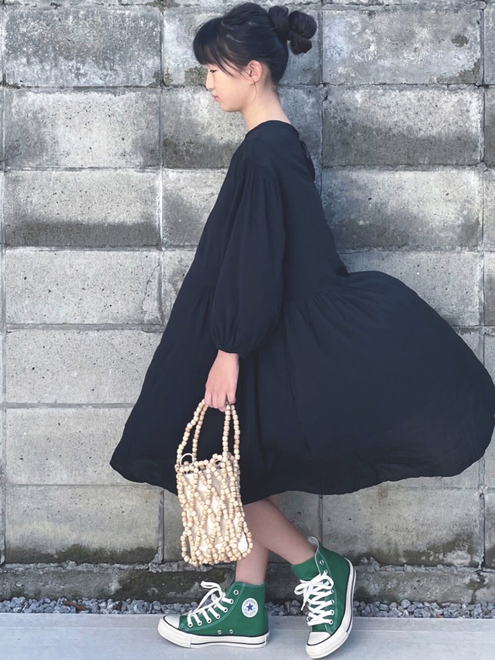 「ワンピース、ワンピース×スニーカー、シンプルコーデ、夏コーデ、グリーン、ハイカットスニーカー、休日スタイル」｜「cepoのスリットネック サイドギャザーミニワンピース 2WAY（シャツワンピース、ブラック系）」を使った、kannn さん（キッズ・145cm）の夏コーディネートの1枚目の写真