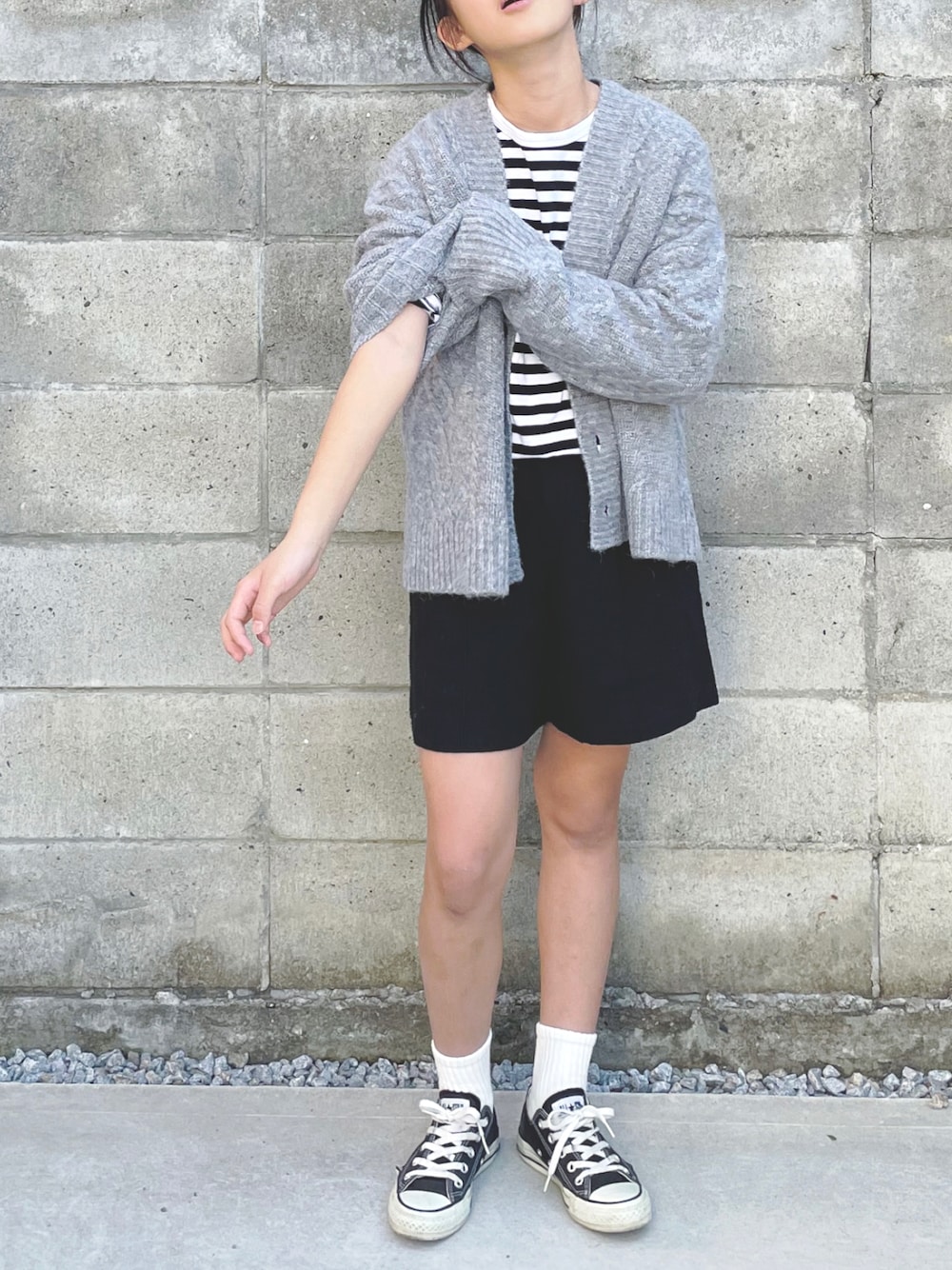 「ファッションを楽しもう、休日スタイル、カーディガン、ケーブルカーディガン、グレー、モノトーン、lowrysfarmkids、converse、アニエスベー、ショートパンツ」｜「LOWRYS FARMの３．５Ｇケーブルカーデ　972781（ニット/セーター、グレー系）」を使った、kannn さん（キッズ・153cm）の冬コーディネートの1枚目の写真