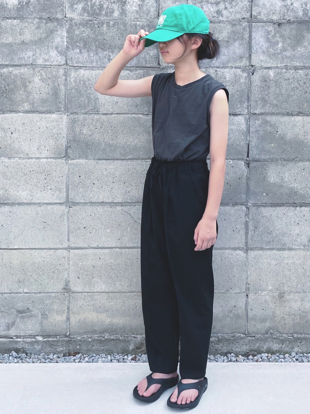 「夏コーデ、タンクトップ、キャップ、サンダル、oofos、ワントーンコーデ、タックイン、シンプルコーデ」｜「THE SHINZONEのTHE SHINZONE | DINER CAP WOMEN（キャップ、グリーン系）」を使った、kannn さん（キッズ・145cm）の夏コーディネートの1枚目の写真