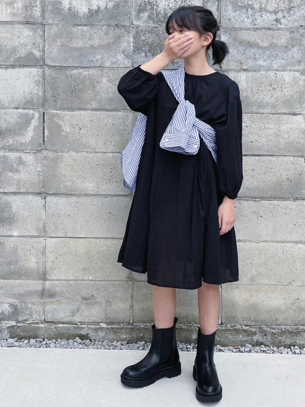 「秋服、ワンピース、秋コーデ、シンプルコーデ、モード、ブーツ、シャツスタイル、たすき掛け、休日スタイル」｜「cepoのスリットネック サイドギャザーミニワンピース 2WAY（シャツワンピース、ブラック系）」を使った、kannn さん（キッズ・147cm）の秋コーディネートの1枚目の写真
