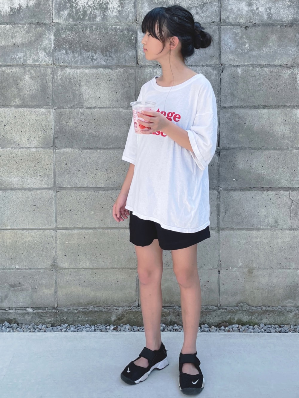 「休日スタイル、夏だ！Tシャツ着よう！、ロゴT、ショートパンツ、エアリフト、ナイキ、シンプルコーデ、カジュアルコーデ」｜「coca（coca）のウォッシュ加工シンプルロゴプリントTシャツ（Tシャツ/カットソー、ホワイト系）」を使った、kannn さん（キッズ・145cm）の夏コーディネートの1枚目の写真