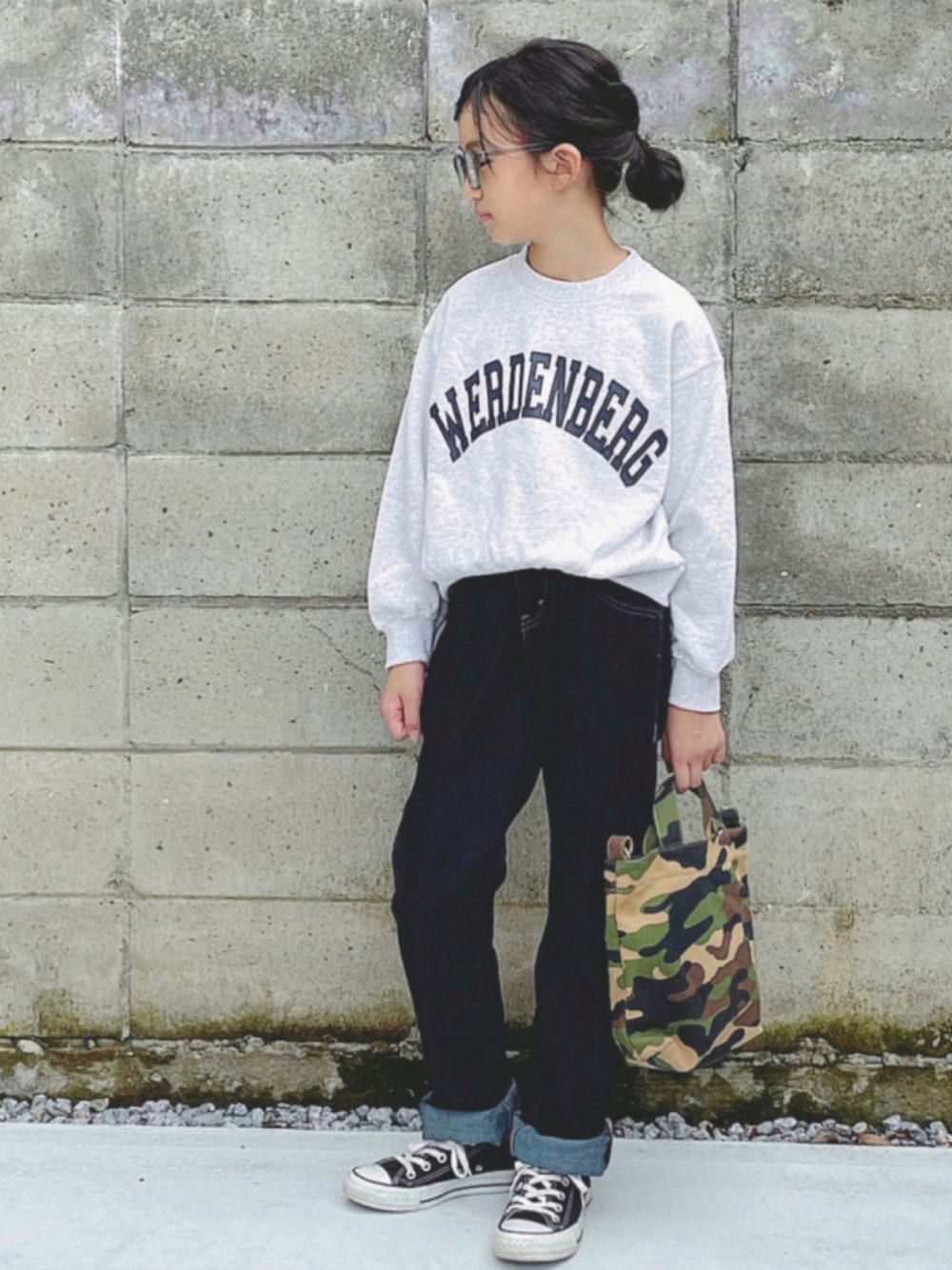 「スニーカー、トートバッグ、めがね、デニムパンツ、ロゴスウェット、カジュアルコーデ、秋コーデ、秋服準備はじめました」｜「LOWRYS FARMのウラケロゴプルオーバー　215993（スウェット、グレー系）」を使った、kannn さん（キッズ・140cm）の秋コーディネートの1枚目の写真