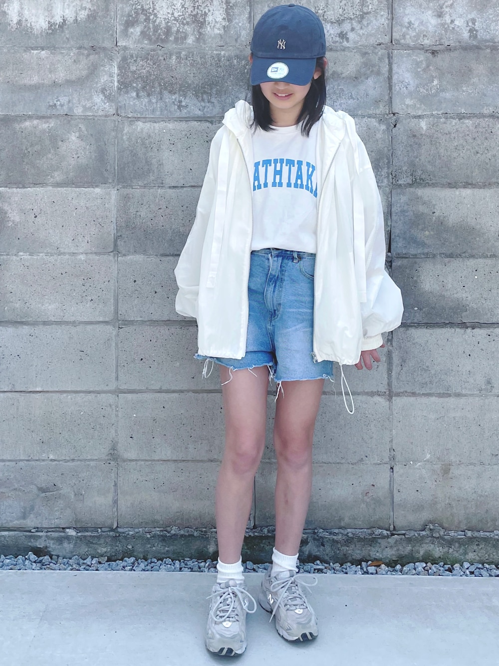 「春コーデ、いまどきジャケット写真、ナイロンジャケット、ホワイト、タックイン、キャップ、春服、低身長コーデ、スニーカー、カジュアルコーデ、春服みてみて、みんなの白Tフェス」｜「NEW ERAの【別注】＜NEW ERA (ニューエラ)＞エンブレム キャップ2（キャップ、ブルー系）」を使った、kannn さん（キッズ・151cm）の春コーディネートの1枚目の写真