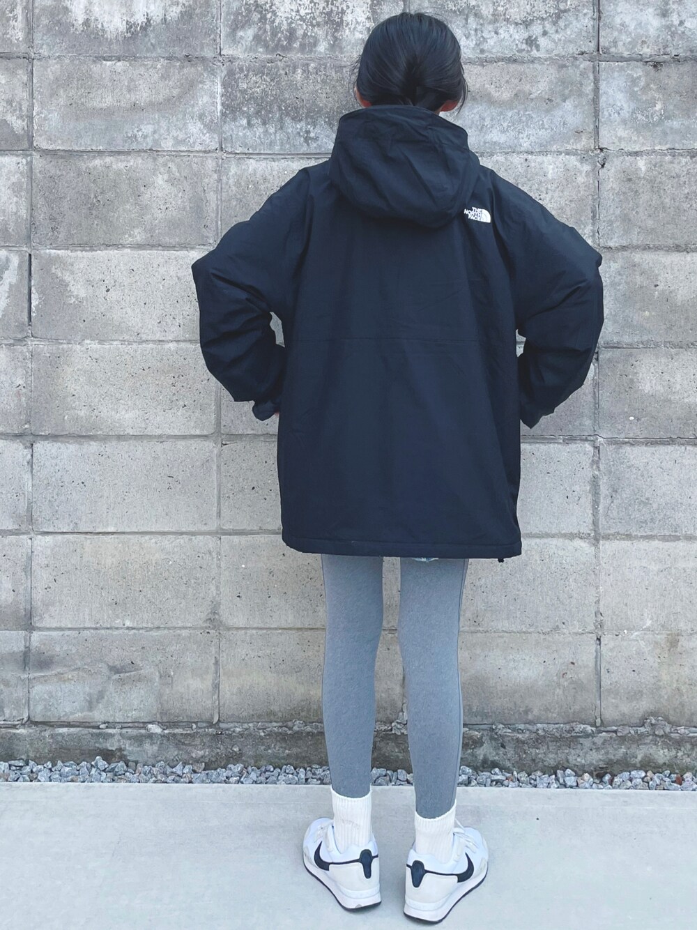 「フリース、ジャケット、THE NORTH FACE、アウトドアスタイル、レギンス、スニーカー、NIKE、カジュアルコーデ、シンプルコーデ、冬コーデ、私の推しブランド」｜「THE NORTH FACEの＜THE NORTH FACE＞ COMPACT NOMAD JACKET/アウター（ナイロンジャケット、ブラック系）」を使った、kannn さん（キッズ・147cm）の冬コーディネートの1枚目の写真