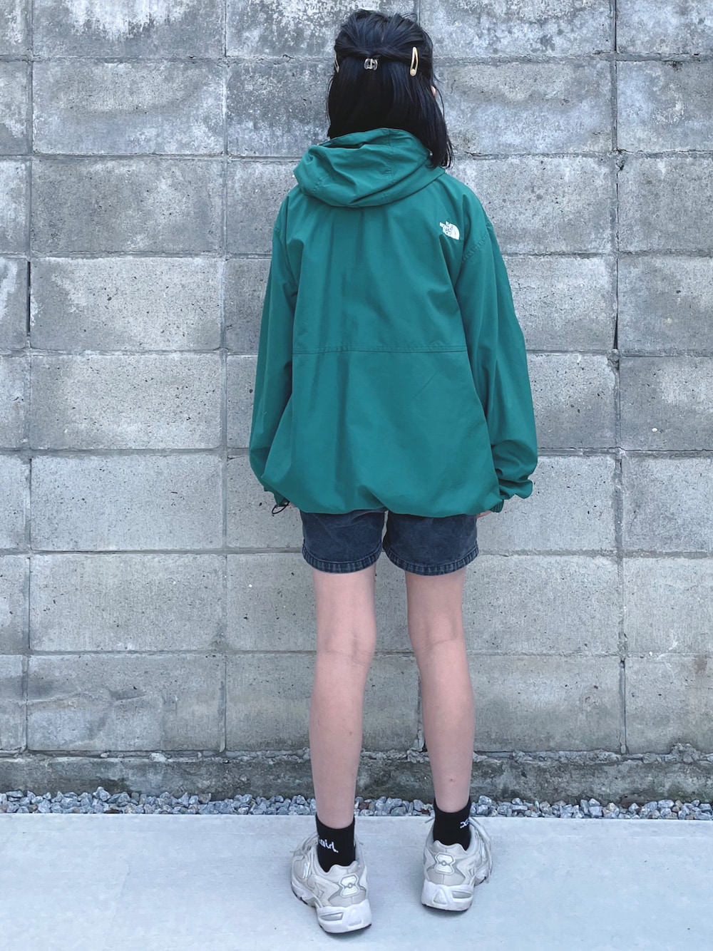 「秋冬コーデ、ナイロンジャケット、ショートパンツ、THE NORTH FACE、スニーカーコーデ、カジュアルコーデ、デニムパンツ、秋のコーデ」｜「SLOBE IENAの【THE NORTH FACE/ノースフェイス】Compact ジャケット【洗濯機洗い可】◆（ブルゾン、グリーン系）」を使った、kannn さん（キッズ・147cm）の秋コーディネートの1枚目の写真