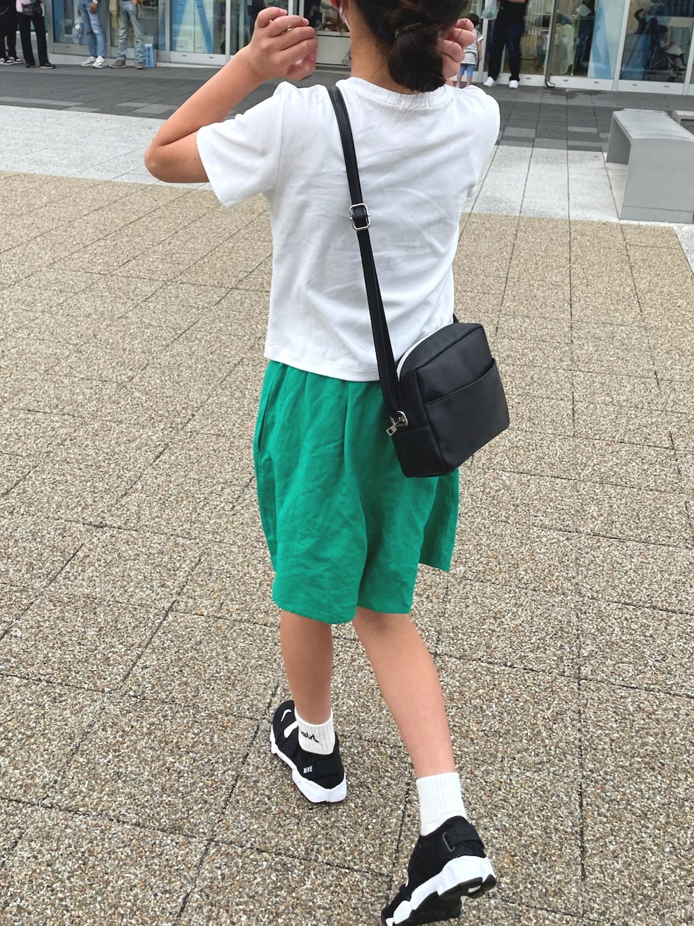 「プチプラ、プチプラコーデ、ショートパンツ、エアリフト、休日スタイル、ショルダーバッグ、NIKE、GU、白Tシャツ、リネン、グリーン」｜「BONLECILLのスクエアミニショルダーバッグ（ショルダーバッグ、ブラック系）」を使った、kannn さん（キッズ・145cm）の夏コーディネートの1枚目の写真