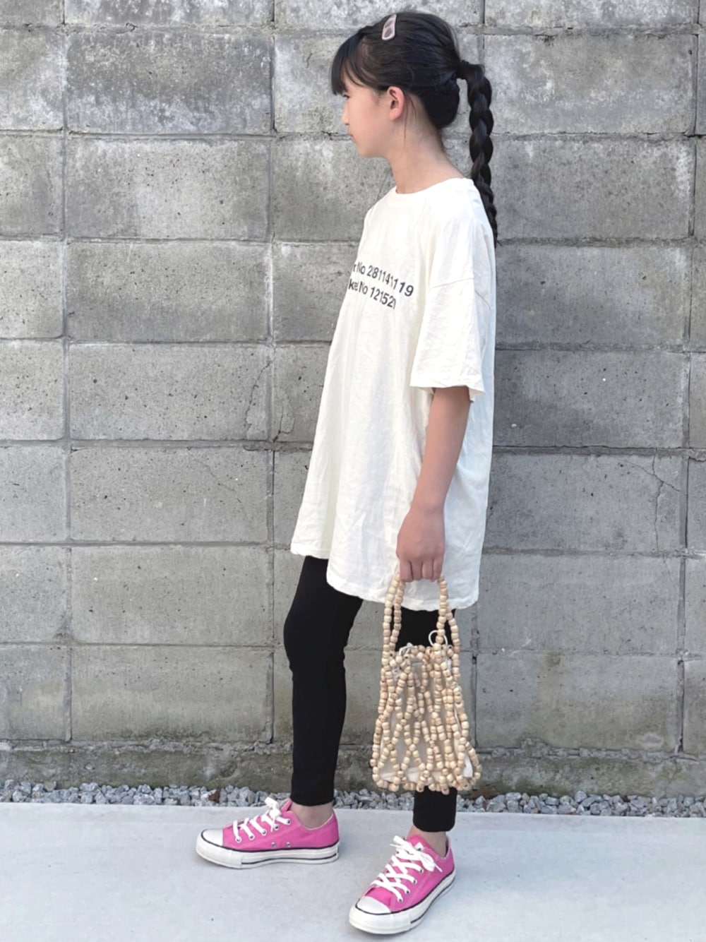 「Tシャツ、Tシャツワンピ、ロゴT、レギンス、コンバース、スニーカーコーデ、converse、夏コーデ、UNIQLO、ピンク、白Tシャツ、カジュアルコーデ」｜「LOWRYS FARMのウッドビーズＢＡＧ　878728（ハンドバッグ、ベージュ系）」を使った、kannn さん（キッズ・145cm）の夏コーディネートの1枚目の写真