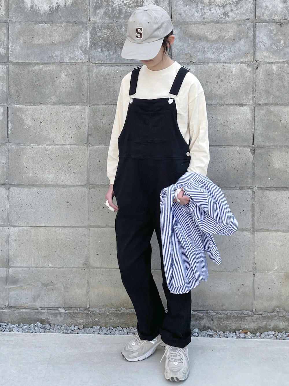 「春服デビュー宣言、春服、オーバーオール、サロペット、キャップ、シャツスタイル、ストライプシャツ、休日コーデ、春コーデ、スニーカー、シンプルコーデ、カジュアルコーデ、春色」｜「BIG FIELDのナガソデリブツキムジロンT（80～150cm）（Tシャツ/カットソー、ホワイト系）」を使った、kannn さん（キッズ・151cm）の春コーディネートの1枚目の写真