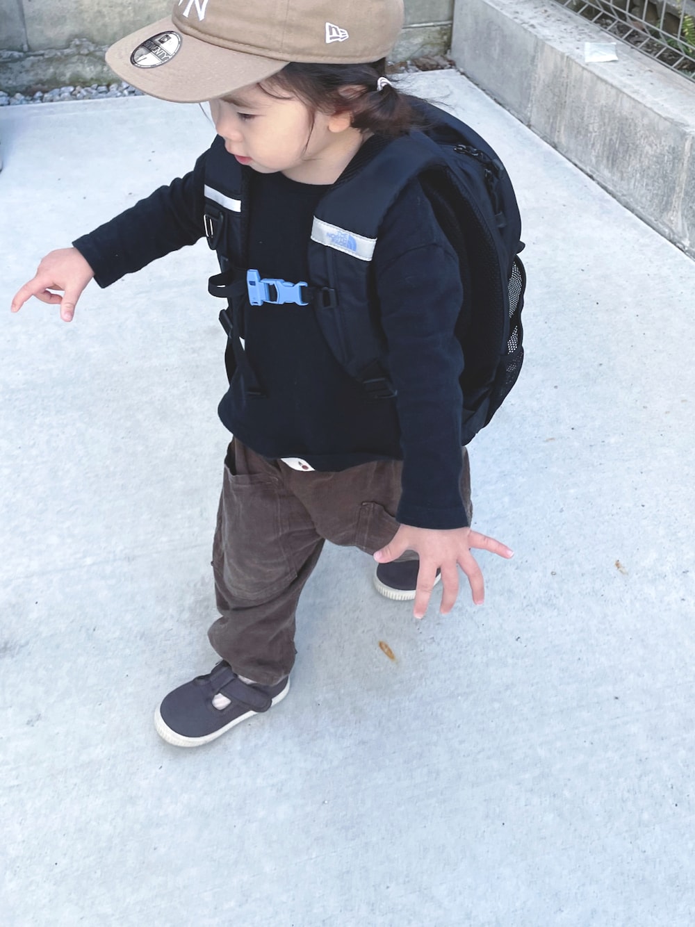 「休日スタイル、韓国子供服、リュック、キッズコーデ、キャップ、monmimi、アースカラー、THE NORTH FACE、パンツスタイル、2歳」｜「THE NORTH FACEの＜THE NORTH FACE＞ キッズ スモールデイパック 15L（バックパック/リュック、ブラック系）」を使った、kannn さん（キッズ・147cm）の秋コーディネートの1枚目の写真