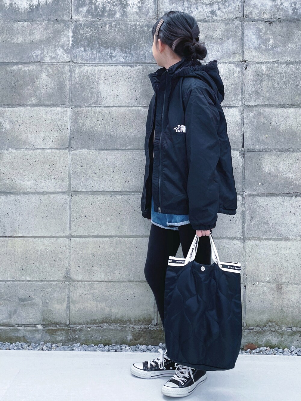 「THE NORTH FACE、ショートパンツ、レギンス、トートバッグ、コンバース、冬コーデ、私の推しブランド、2歳」｜「repipi armarioのペーパーバックデニムショートパンツ2（デニムパンツ、ブルー系）」を使った、kannn さん（キッズ・140cm）の冬コーディネートの1枚目の写真