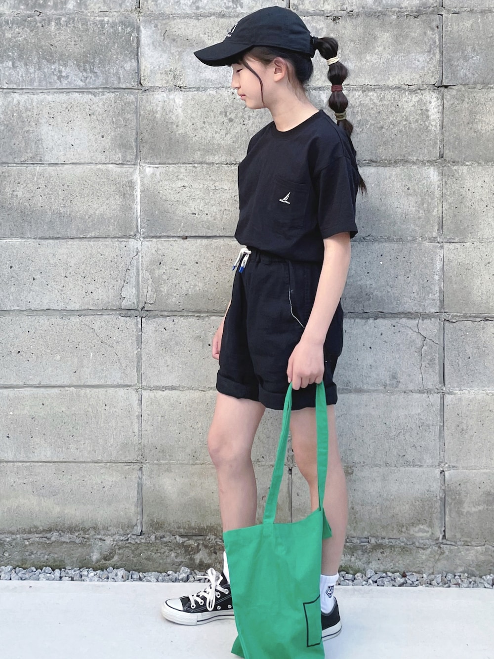 ブラック系のTシャツ/カットソー、ブラック系のその他パンツ、グリーン系のエコバッグ/サブバッグを着用したキッズの春コーディネートの1枚目の写真