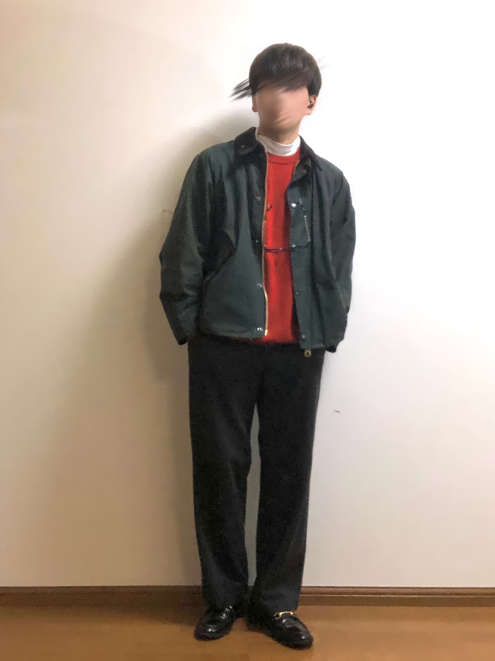 グリーン系のブルゾン、オレンジ系のニット/セーター、ホワイト系のTシャツ/カットソーを着用したメンズの冬コーディネートの1枚目の写真