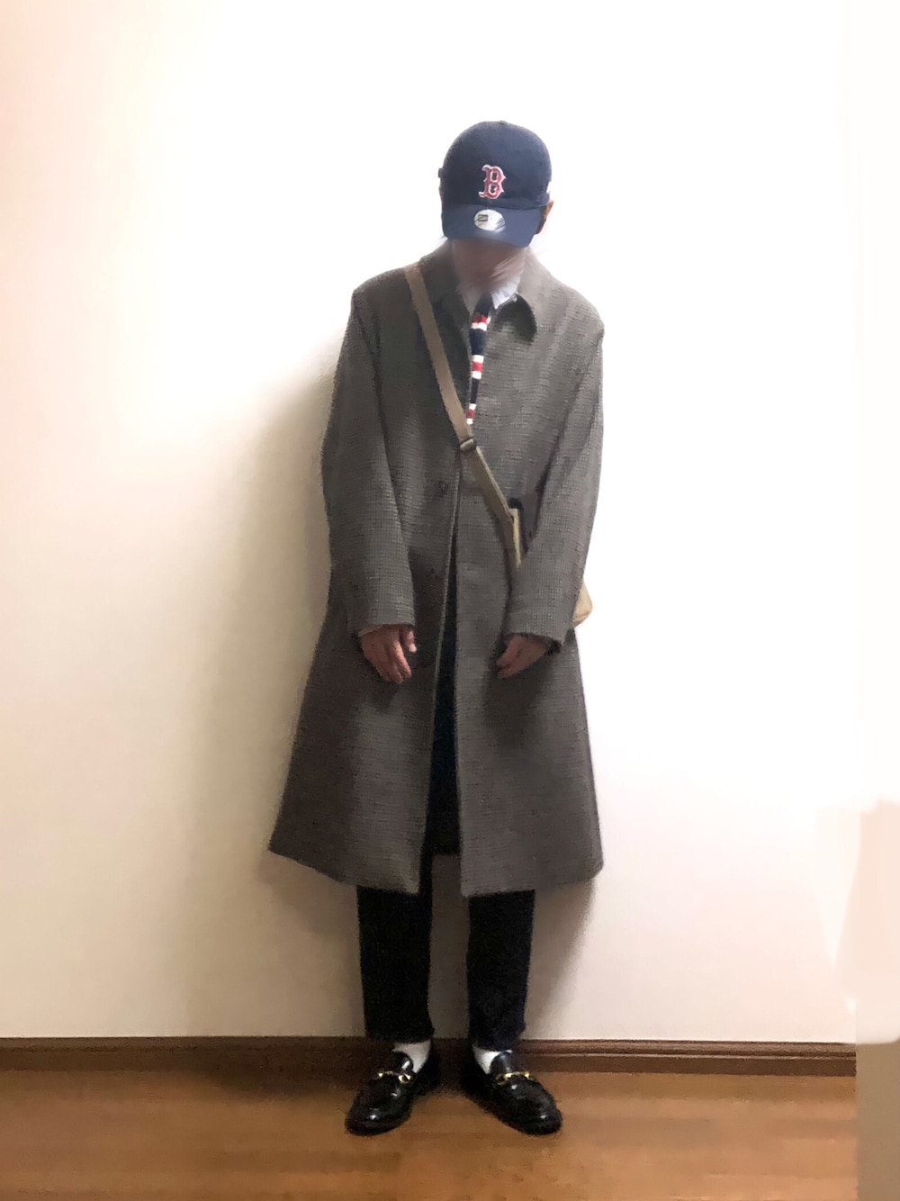 ベージュ系のステンカラーコート、ホワイト系のシャツ/ブラウス、ブルー系のネクタイを着用したメンズの秋コーディネートの1枚目の写真