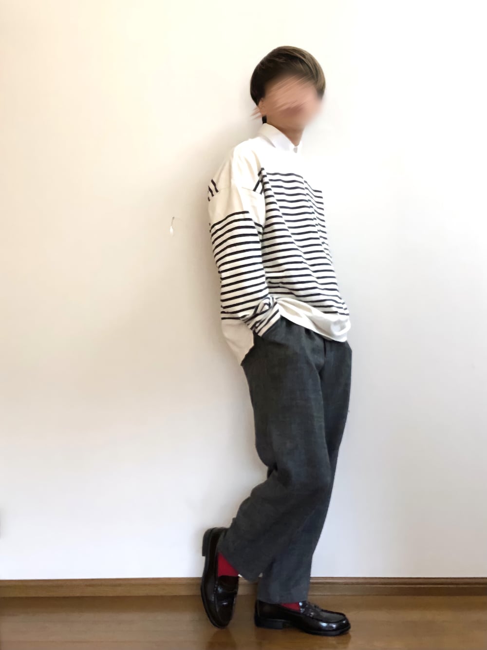 ホワイト系のTシャツ/カットソー、ホワイト系のシャツ/ブラウス、グレー系のセットアップを着用したメンズの春コーディネートの1枚目の写真