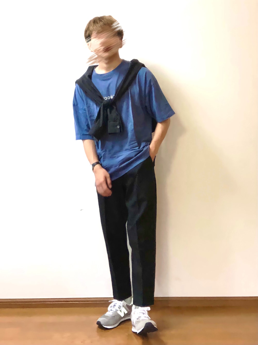 ブルー系のTシャツ/カットソー、ブラック系のシャツ/ブラウス、ブラック系のスラックスを着用したメンズの夏コーディネートの1枚目の写真