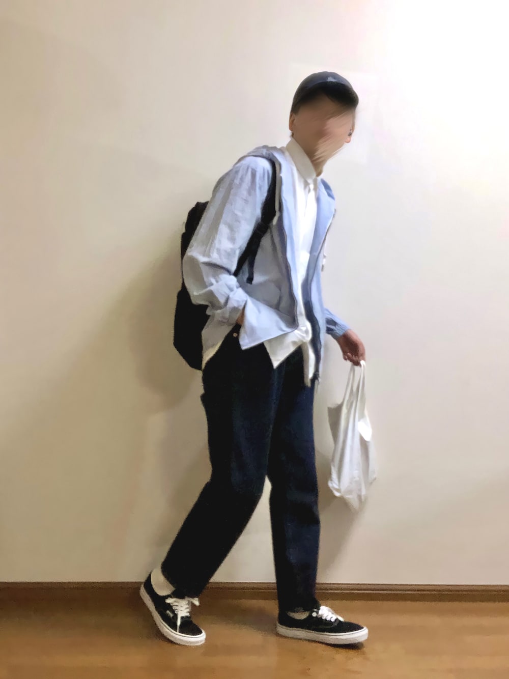 「ごきげんウィーク、シンプルスタイル、オトナカジュアル、春夏コーデ、夏コーデ、休日スタイル、あそびコーデ、カジュアル、デニムパンツ、シアサッカー、プチプラ、大学生」｜「GUのアイテム（シャツ/ブラウス、ホワイト系）」を使った、木豆寸さん（メンズ・170cm）の春コーディネートの1枚目の写真