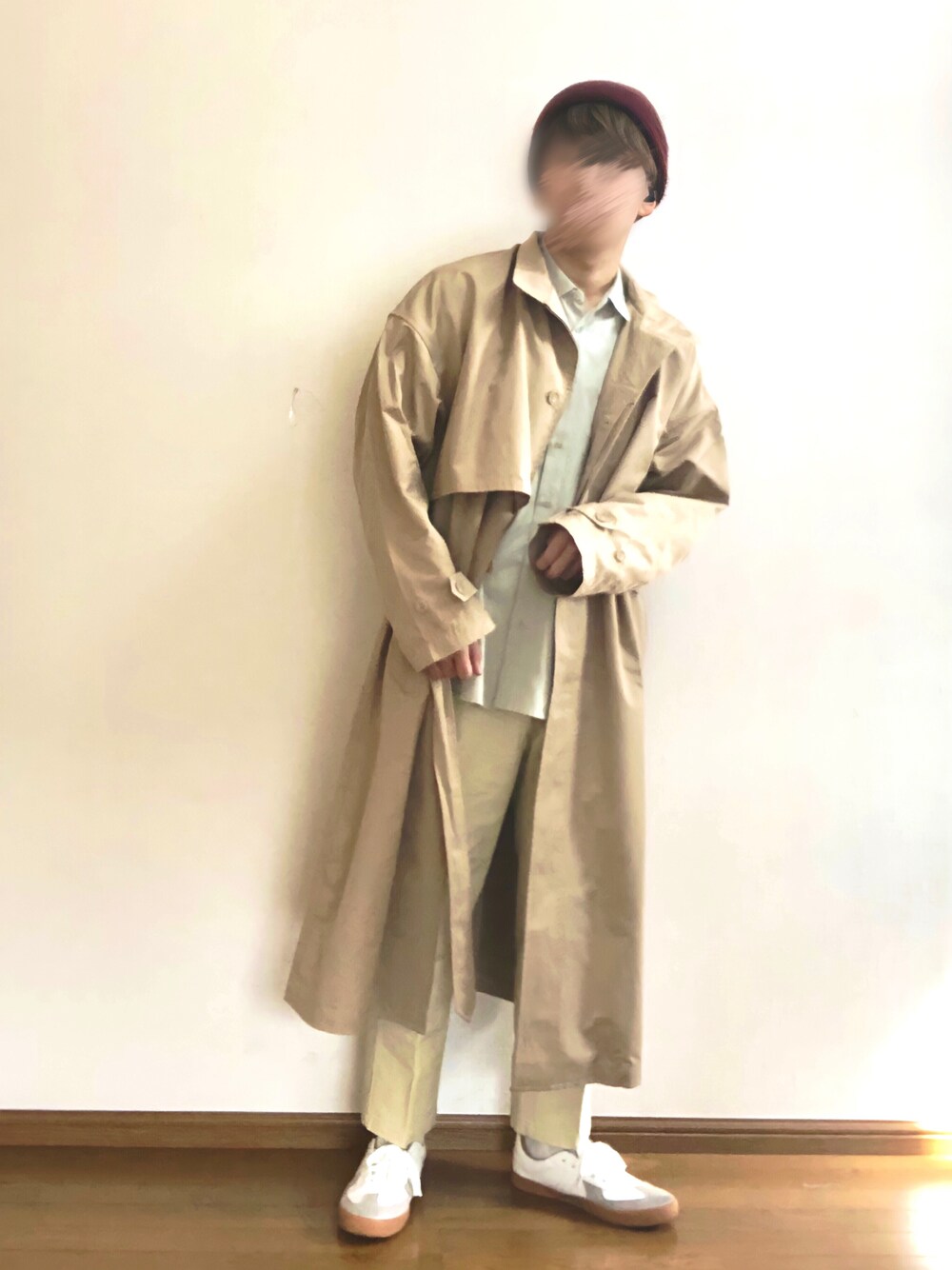 ベージュ系のトレンチコート、グリーン系のシャツ/ブラウス、ベージュ系のチノパンツを着用したメンズの春コーディネートの1枚目の写真