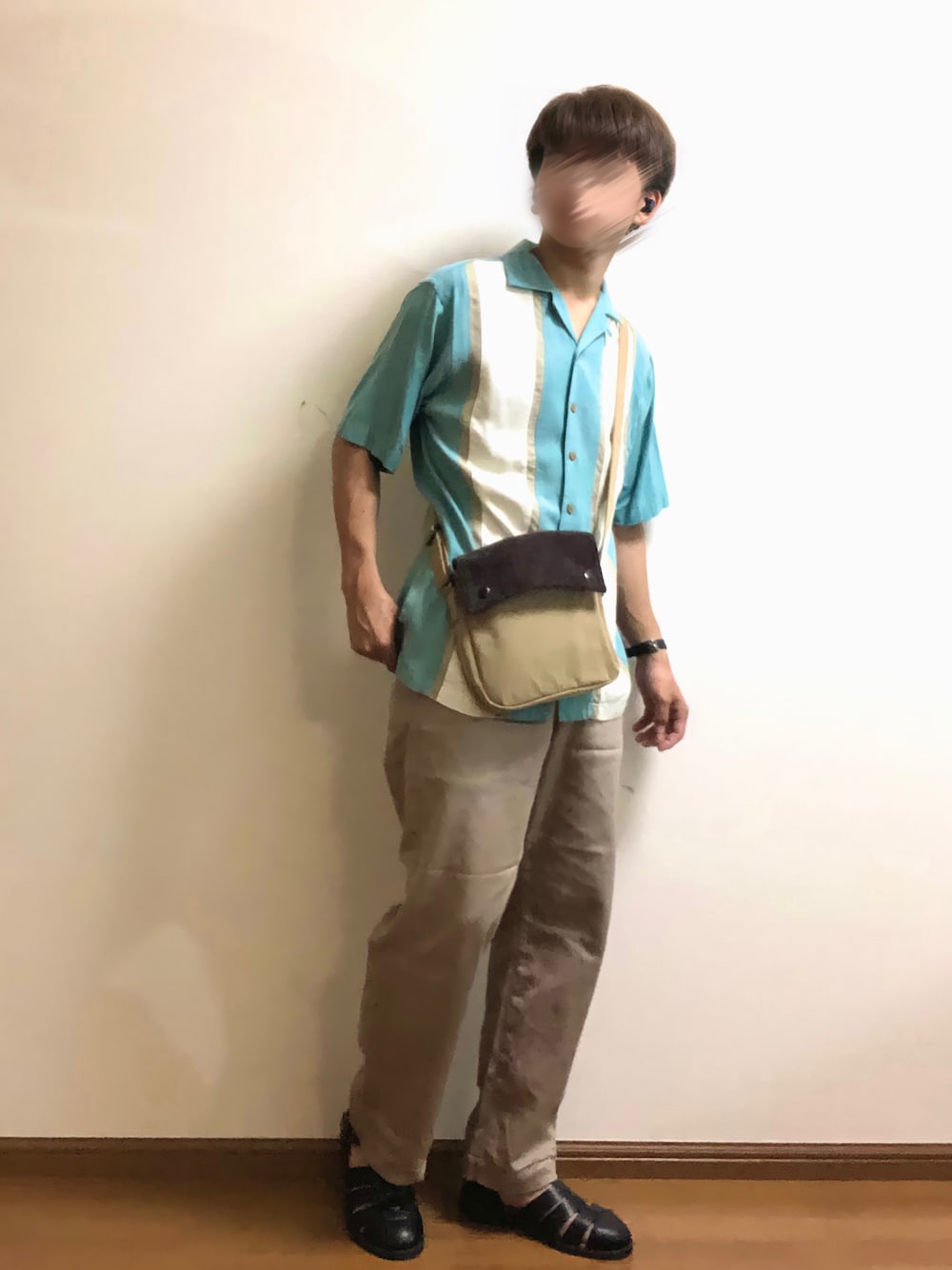グリーン系のシャツ/ブラウス、ベージュ系のショルダーバッグ、ベージュ系のチノパンツを着用したメンズの夏コーディネートの1枚目の写真