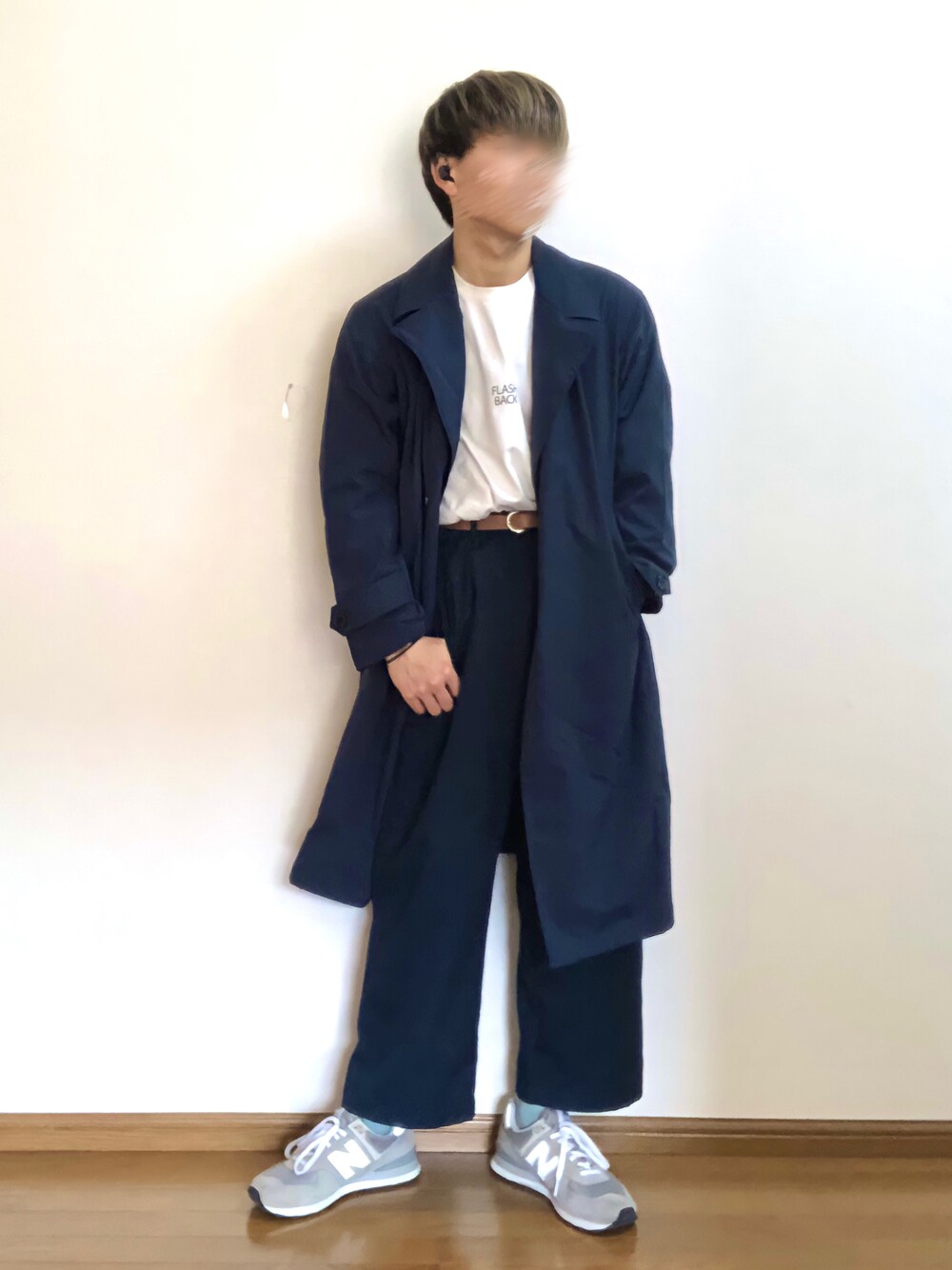 ブルー系のチェスターコート、ホワイト系のTシャツ/カットソー、ブラック系のその他パンツを着用したメンズの春コーディネートの1枚目の写真