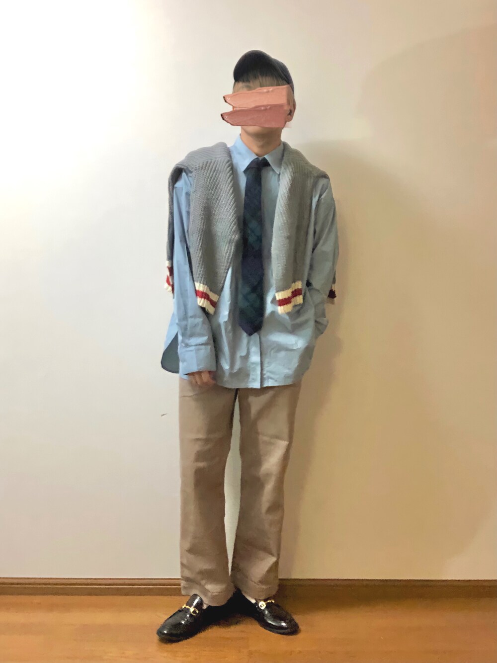ブルー系のシャツ/ブラウス、グレー系のニット/セーター、ブラック系のネクタイを着用したメンズの秋コーディネートの1枚目の写真
