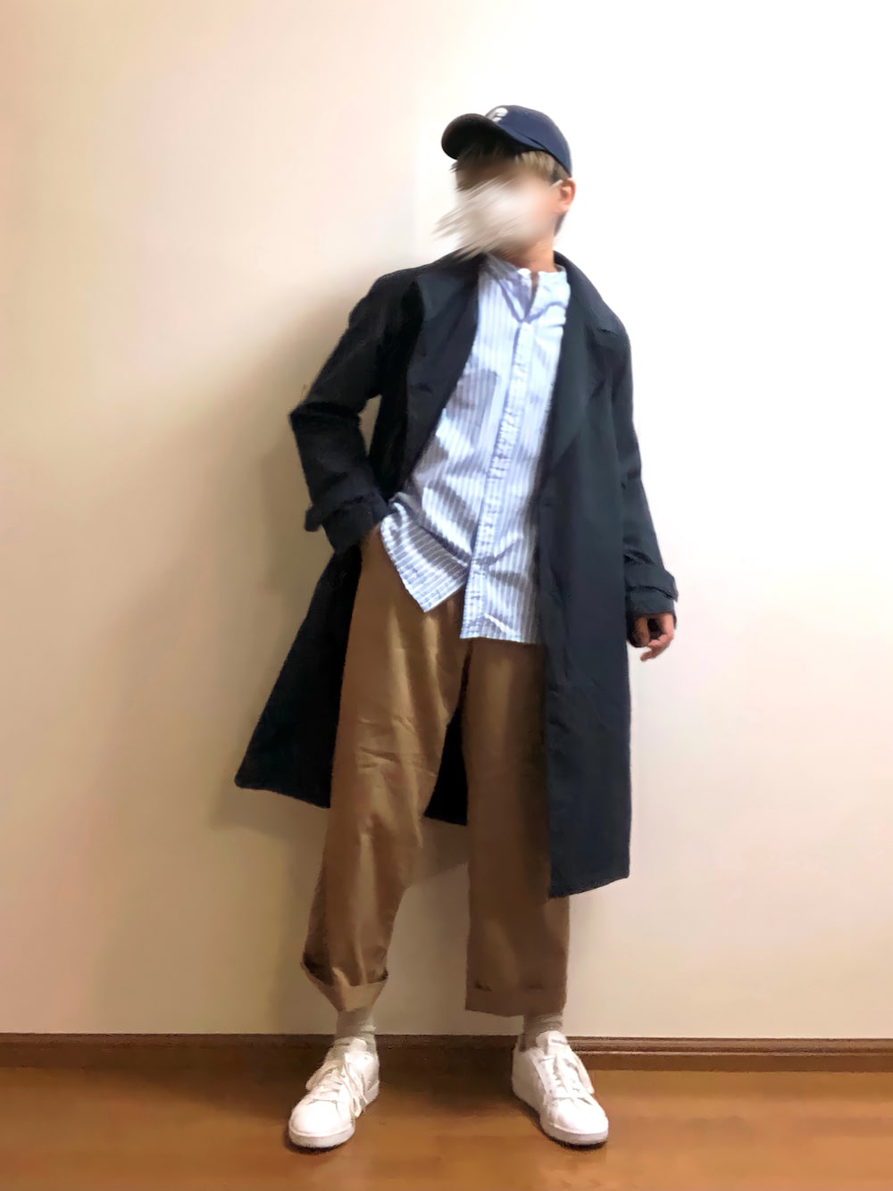 ブルー系のシャツ/ブラウス、ブルー系のチェスターコート、ベージュ系のその他パンツを着用したメンズの春コーディネートの1枚目の写真