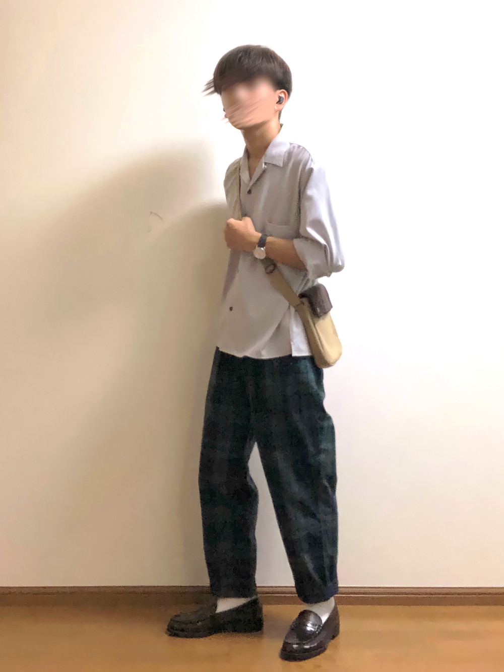 グレー系のシャツ/ブラウス、ベージュ系のショルダーバッグ、グリーン系のその他パンツを着用したメンズの秋コーディネートの1枚目の写真