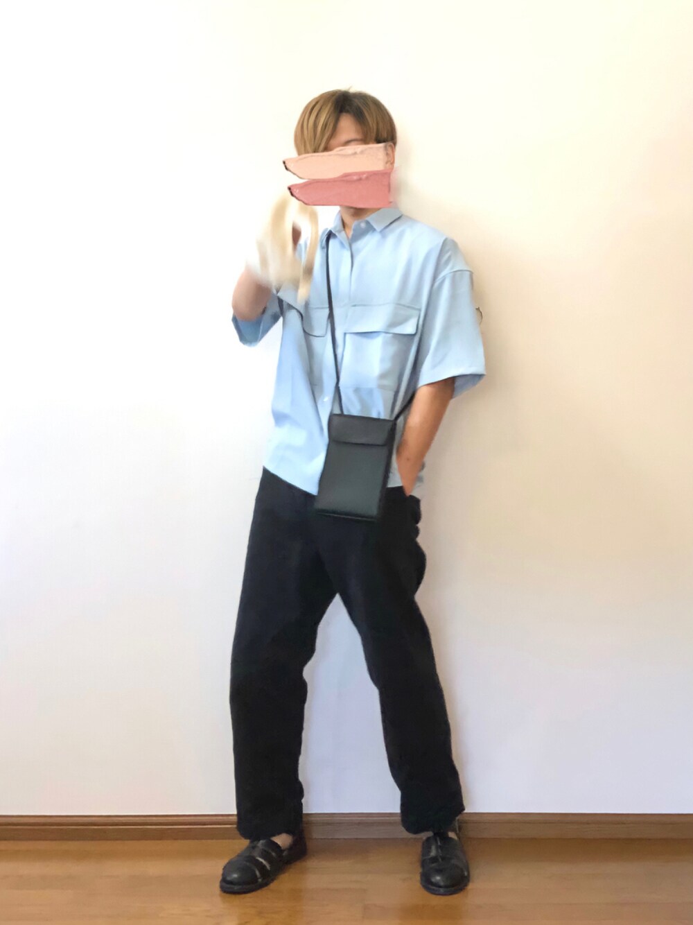 ブルー系のシャツ/ブラウス、ブラック系のチノパンツ、ブラック系のショルダーバッグを着用したメンズの夏コーディネートの1枚目の写真