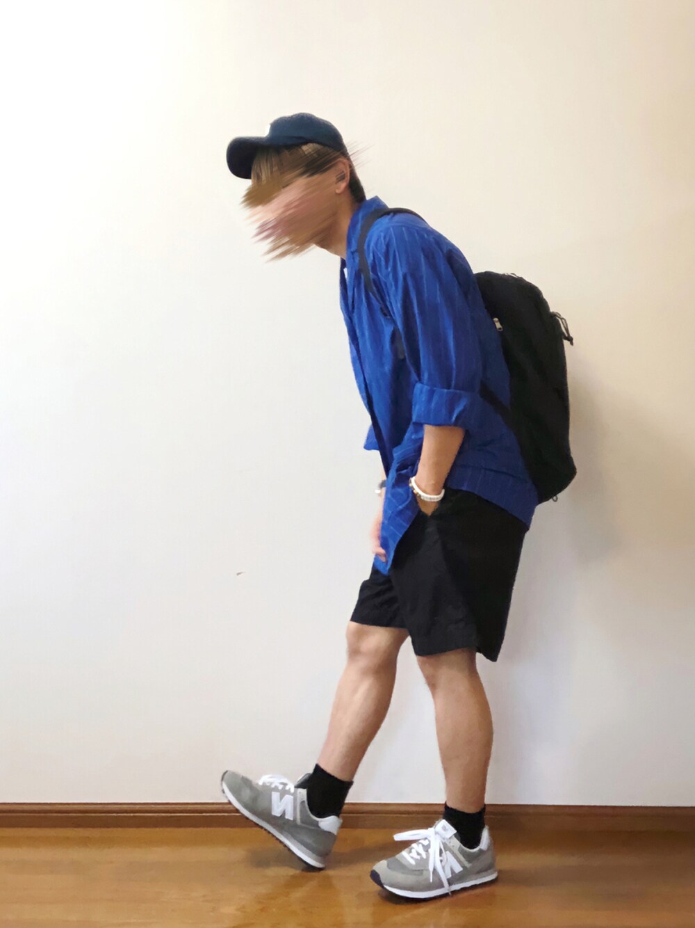 ブルー系のシャツ/ブラウス、ブラック系のパンツ、ブラック系のバックパック/リュックを着用したメンズの夏コーディネートの1枚目の写真