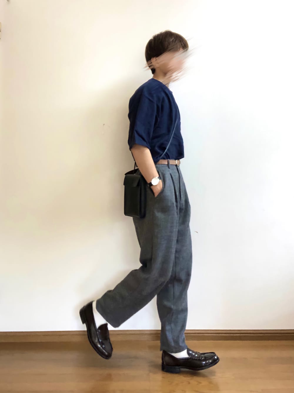 ブルー系のTシャツ/カットソー、グレー系のセットアップ、ブラック系のショルダーバッグを着用したメンズの春コーディネートの1枚目の写真