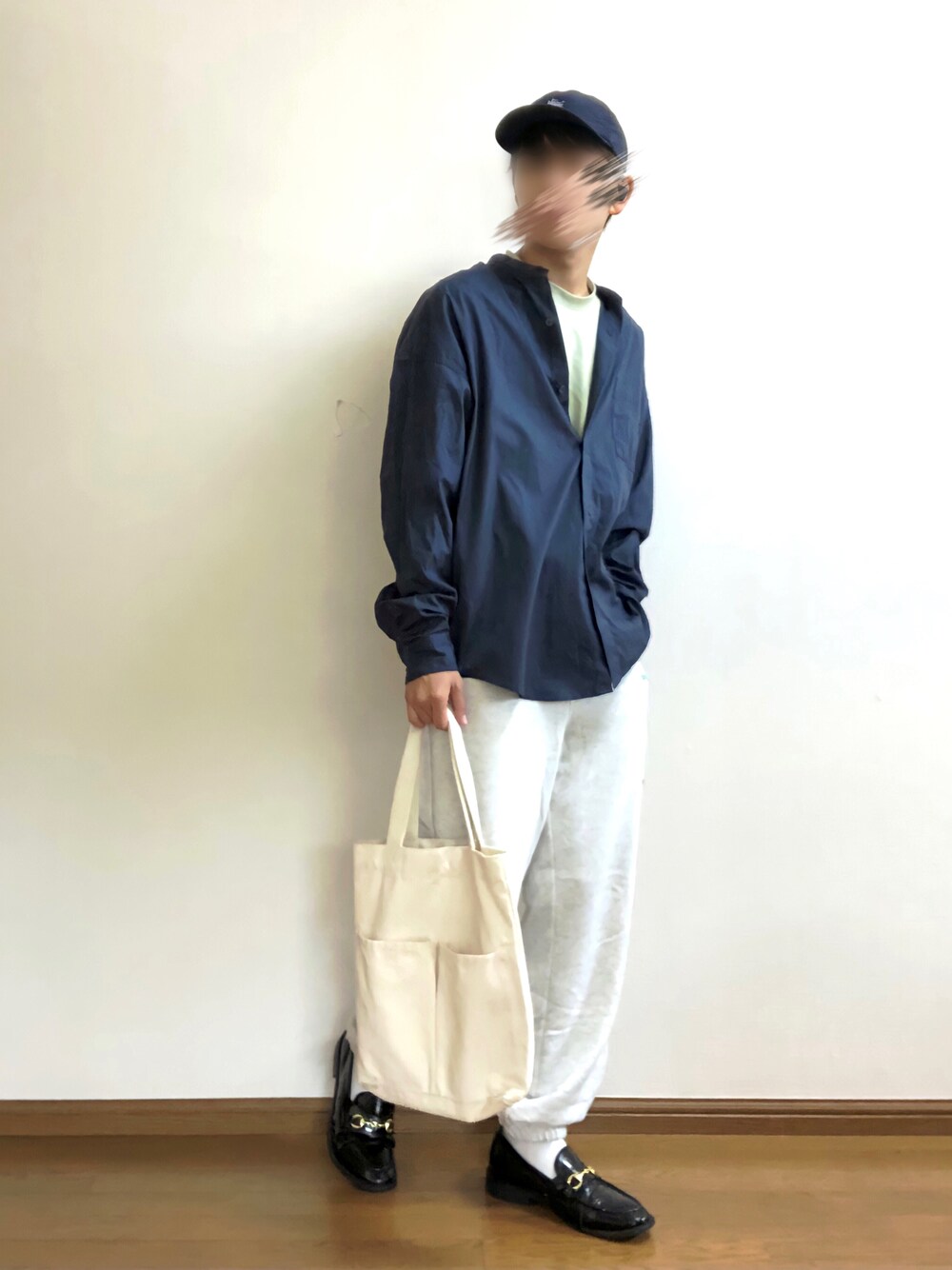 ブルー系のシャツ/ブラウス、グレー系のスウェットパンツ、グリーン系のTシャツ/カットソーを着用したメンズの春コーディネートの1枚目の写真