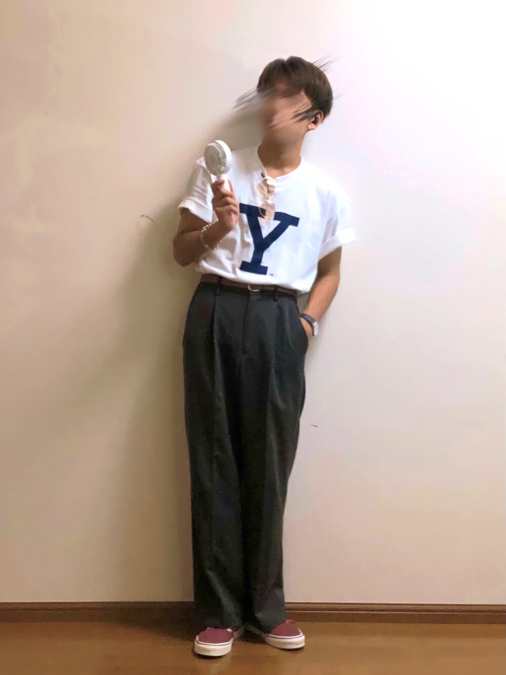 ホワイト系のTシャツ/カットソー、グレー系のスラックス、オレンジ系のスニーカーを着用したメンズの秋コーディネートの1枚目の写真