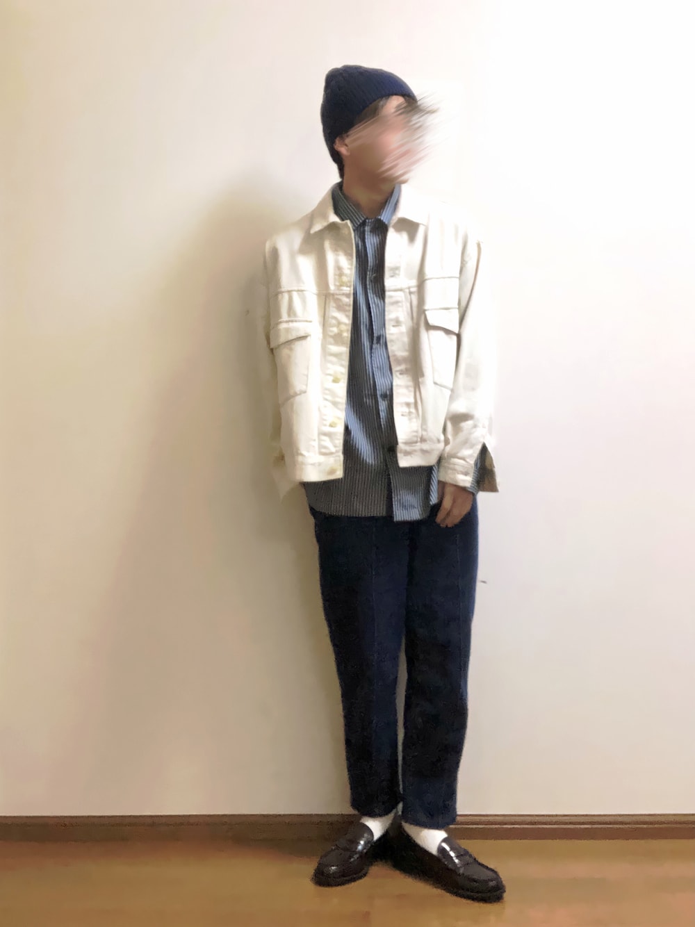 ホワイト系のブルゾン、ブルー系のシャツ/ブラウス、ブルー系のデニムパンツを着用したメンズの春コーディネートの1枚目の写真