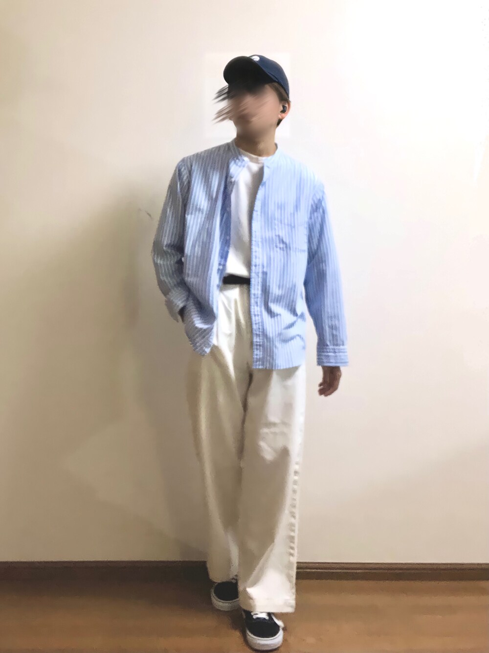 ブルー系のシャツ/ブラウス、ホワイト系のTシャツ/カットソー、ホワイト系のスラックスを着用したメンズの春コーディネートの1枚目の写真