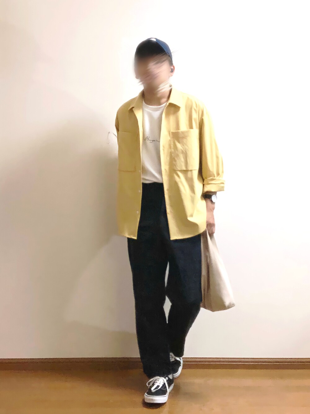 イエロー系のシャツ/ブラウス、ホワイト系のTシャツ/カットソー、ブルー系のチノパンツを着用したメンズの夏コーディネートの1枚目の写真