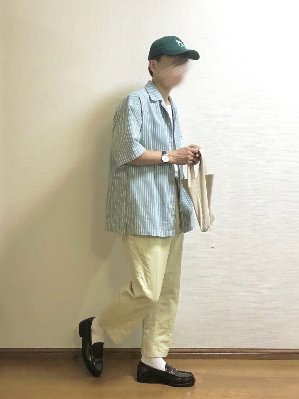 「シンプルコーデ、夏コーデ、リラックススタイル、シャツスタイル、キャップ、きれいめカジュアル、ツートーン、緑、シャツ、ootd、大学生、トートバッグ」｜「NEW ERAのWEGO/【WEB限定】NEW ERA 9TWENTY（キャップ、グリーン系）」を使った、木豆寸さん（メンズ・170cm）の夏コーディネートの1枚目の写真