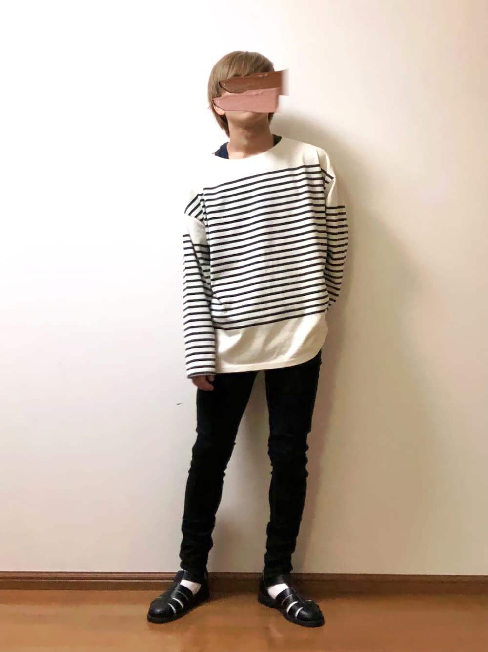 ホワイト系のTシャツ/カットソー、ブラック系のデニムパンツ、ブラック系のサンダルを着用したメンズの秋コーディネートの1枚目の写真