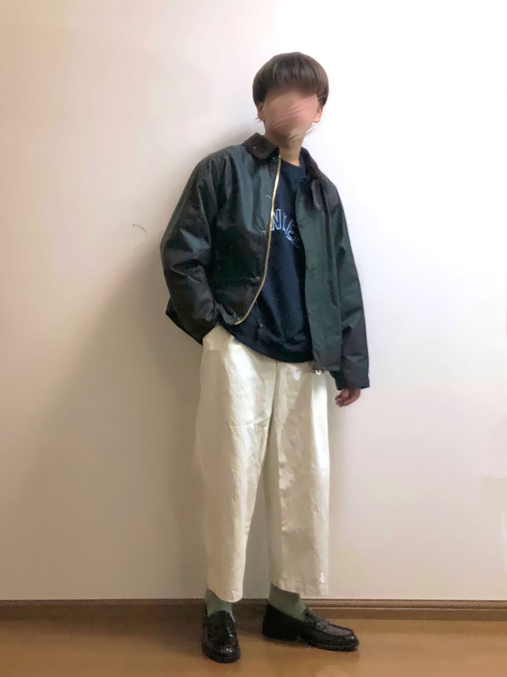 グリーン系のブルゾン、ブルー系のTシャツ/カットソー、ホワイト系のチノパンツを着用したメンズの秋コーディネートの1枚目の写真