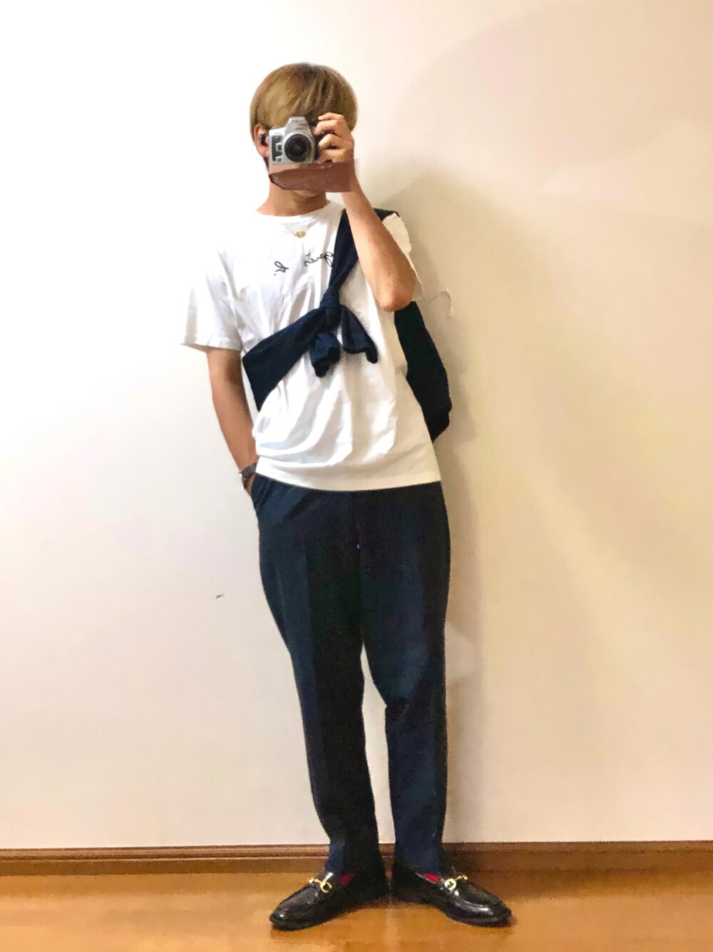 ホワイト系のTシャツ/カットソー、ブルー系のカーディガン/ボレロ、ブルー系のその他パンツを着用したメンズの夏コーディネートの1枚目の写真