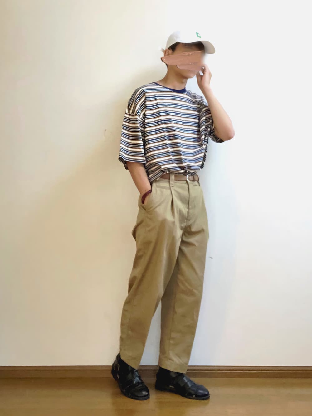 ブルー系のTシャツ/カットソー、ベージュ系のチノパンツ、ブラック系のサンダルを着用したメンズの夏コーディネートの1枚目の写真