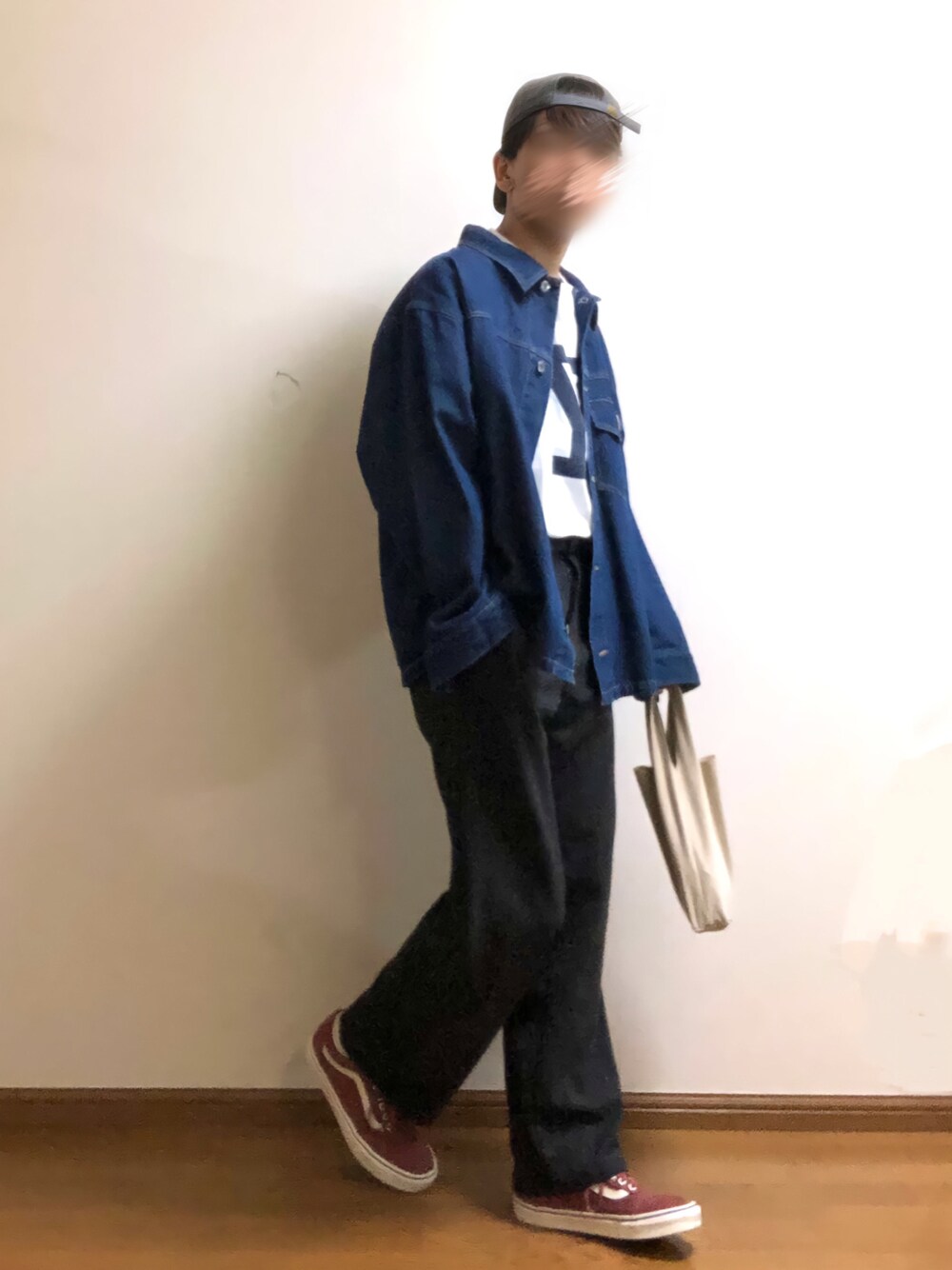 ブルー系のデニムジャケット、ホワイト系のTシャツ/カットソー、ベージュ系のエコバッグ/サブバッグを着用したメンズの秋コーディネートの1枚目の写真