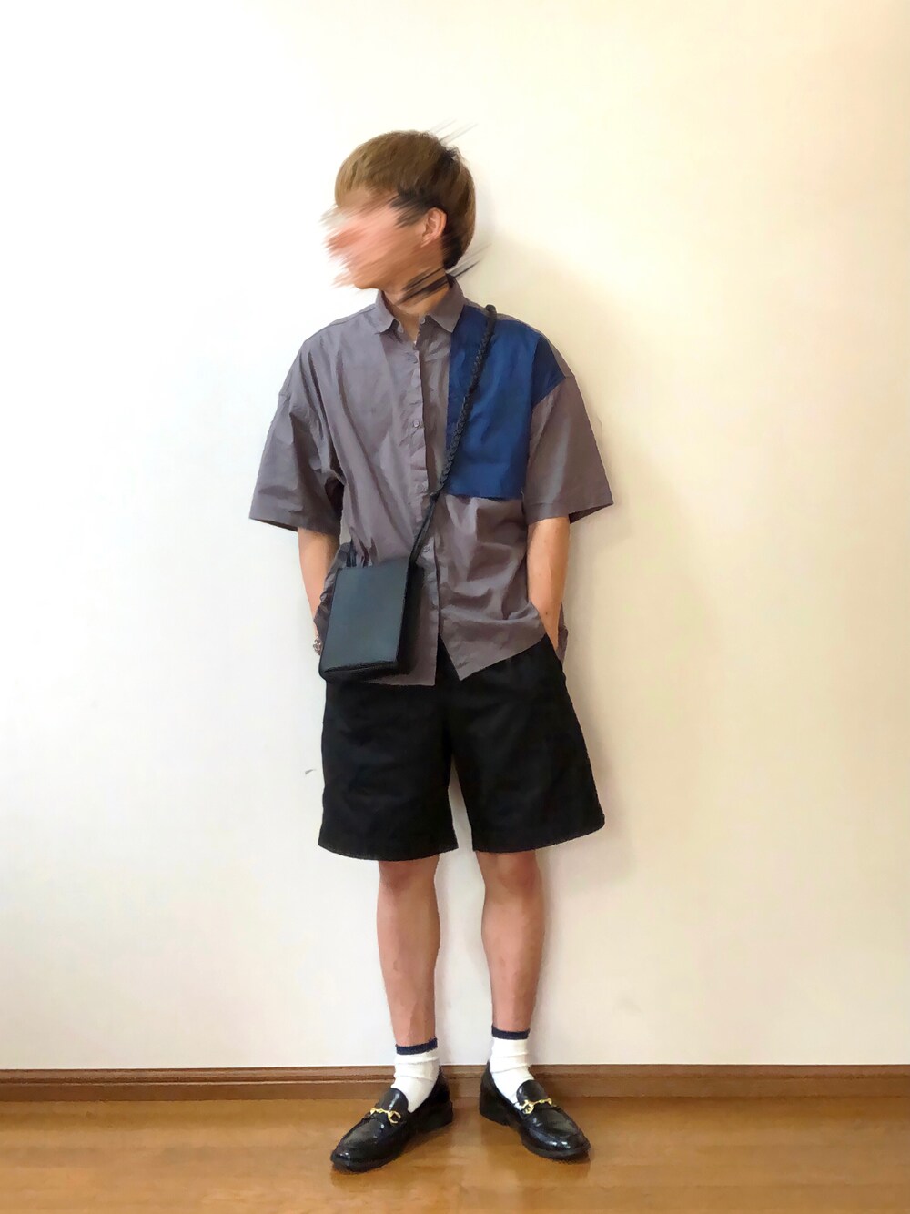 グレー系のシャツ/ブラウス、ブラック系のパンツ、ブラック系のショルダーバッグを着用したメンズの夏コーディネートの1枚目の写真