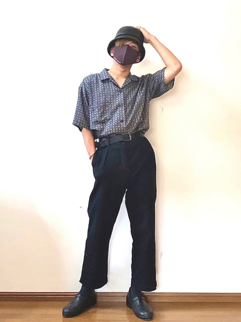 ブルー系のシャツ/ブラウス、ブラック系のチノパンツ、ブラック系のドレスシューズを着用したメンズの夏コーディネートの1枚目の写真